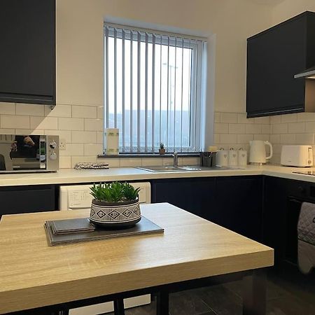 Modern Apartment With En-Suite & Private Kitchen Stoke-on-Trent Extérieur photo