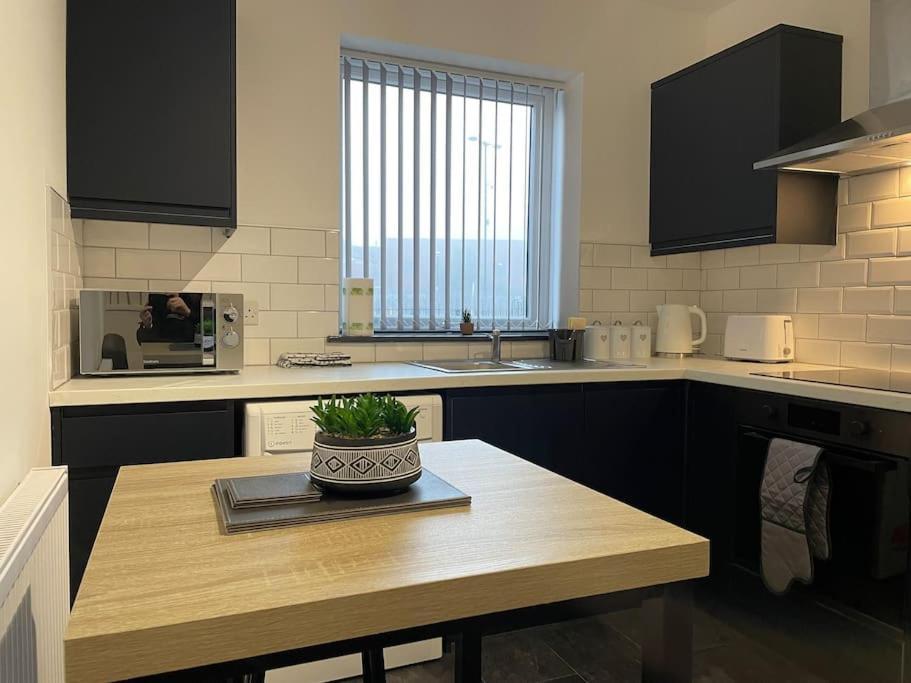 Modern Apartment With En-Suite & Private Kitchen Stoke-on-Trent Extérieur photo