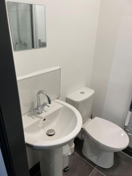Modern Apartment With En-Suite & Private Kitchen Stoke-on-Trent Extérieur photo