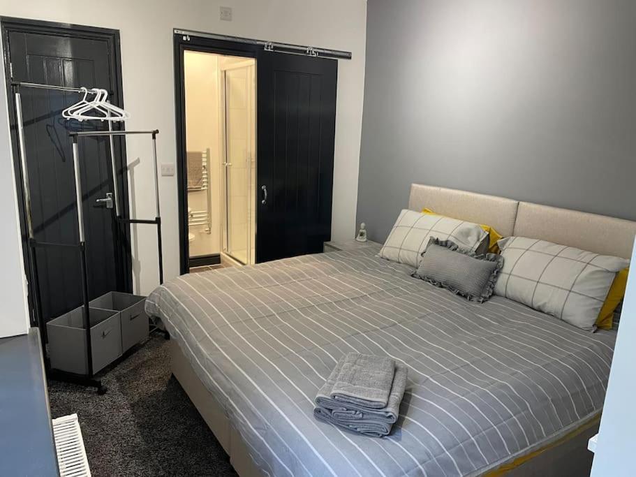 Modern Apartment With En-Suite & Private Kitchen Stoke-on-Trent Extérieur photo