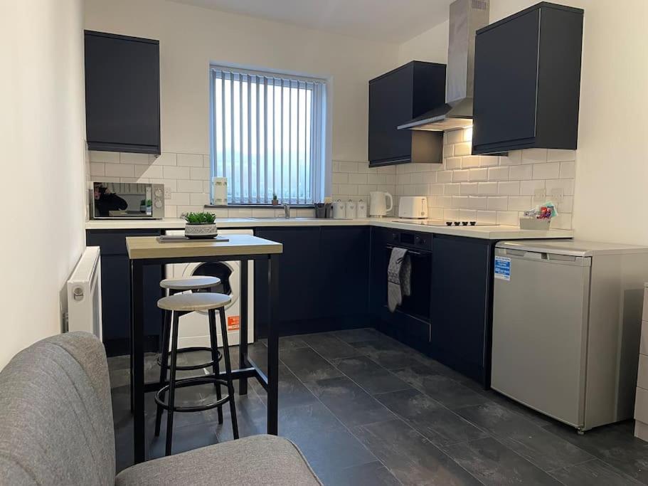 Modern Apartment With En-Suite & Private Kitchen Stoke-on-Trent Extérieur photo